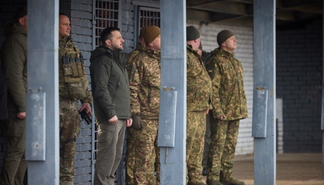 Selenskyj besucht Ausbildungszentrum für mobile Luftabwehrtrupps in Region Dnipropetrowsk