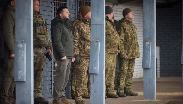 Zelensky visita el centro de entrenamiento de grupos de fuego móviles en la región de Dnipropetrovsk