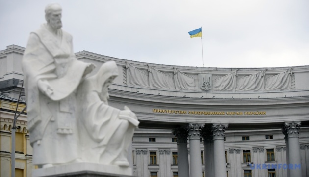 MAÉ : Les consulats ukrainiens à l'étranger cessent de fournir des services aux hommes en âge de la conscription 