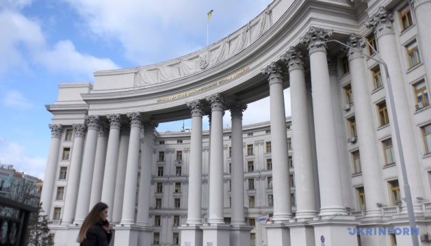 Як діятимуть обмеження консульських послуг для чоловіків за кордоном - роз'яснення МЗС України