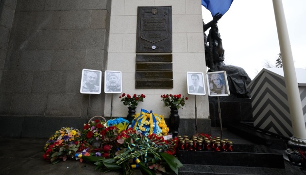 На будівлі Ради встановили меморіальну дошку пам’яті загиблих на фронті депутатів