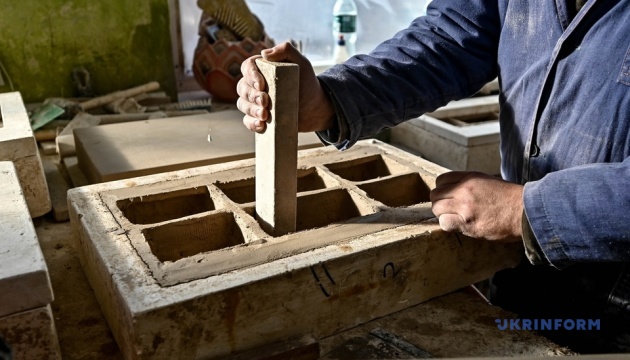 У Запоріжжі налагодили виробництво унікальної плитки, яку випускали близько 70 років тому