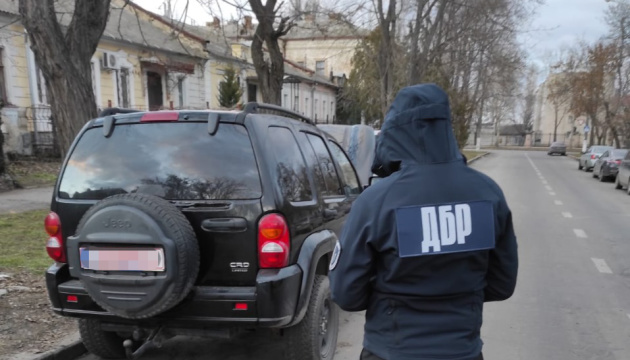 На Миколаївщині затримали військового, який хотів продати передані для ЗСУ автівки
