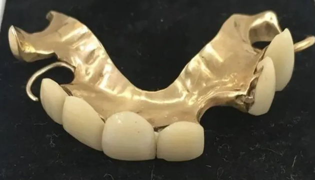 Зубні протези Черчилля продали на аукціоні за £18 тисяч