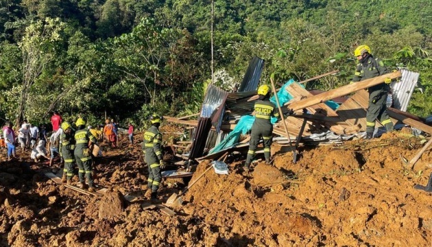 На Філіппінах через зсув ґрунту засипало три автобуси з пасажирами
