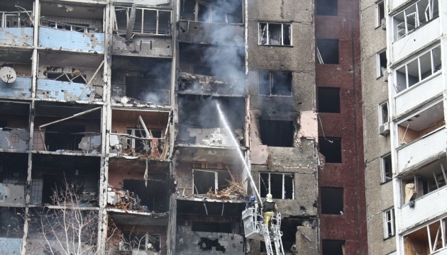 Cuerpo de la cuarta víctima hallado entre los escombros de un edificio de gran altura tras el ataque ruso a Kyiv