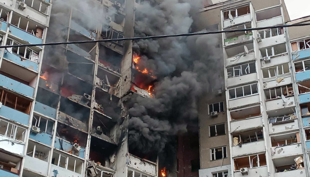 Zełenski – o ataku rakietowym: W Kijowie uderzono w sześć rejonów, a dwie osoby zginęły

