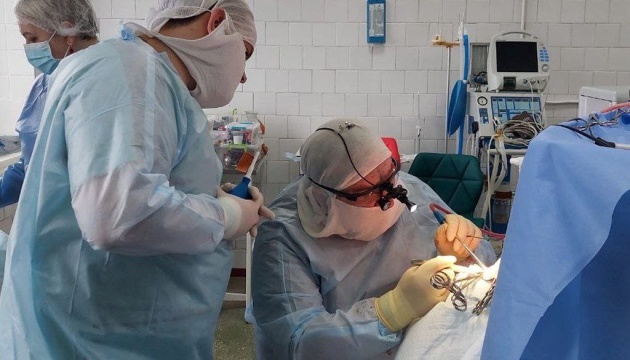 Рівненські хірурги провели першу операцію з видалення пухлини головного мозку пацієнту в свідомості