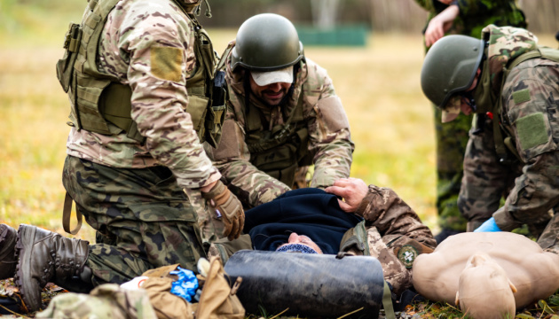 Канадські військові показали, як навчають українських захисників тактичної медицини