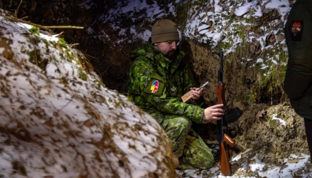 Canadian soldiers show how they train Ukrainian combat medics 