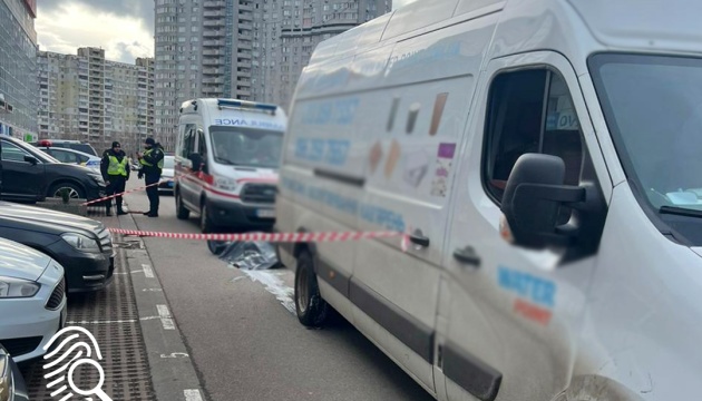 У Києві на парковці ТРЦ мікроавтобус збив насмерть жінку