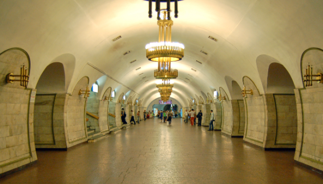 У Києві на станції метро «Площа Українських Героїв» демонтували стару назву