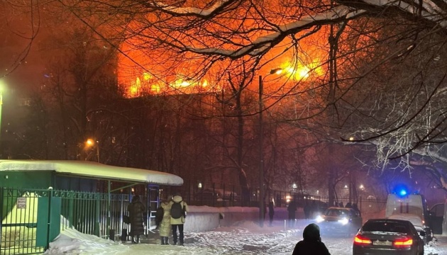 У Москві горить шестиповерховий житловий будинок, площа пожежі сягнула 4000 кв. м