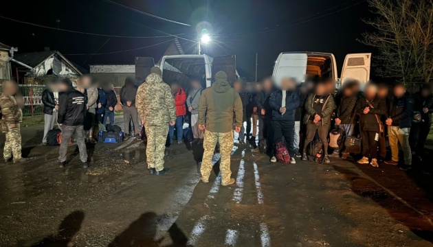 В Угорщину не пустили рекордну групу порушників кордону - 38 чоловіків у  двох мікроавтобусах