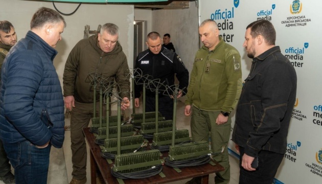 Громади Херсонщини передали поліцейським і прикордонникам системи РЕБ