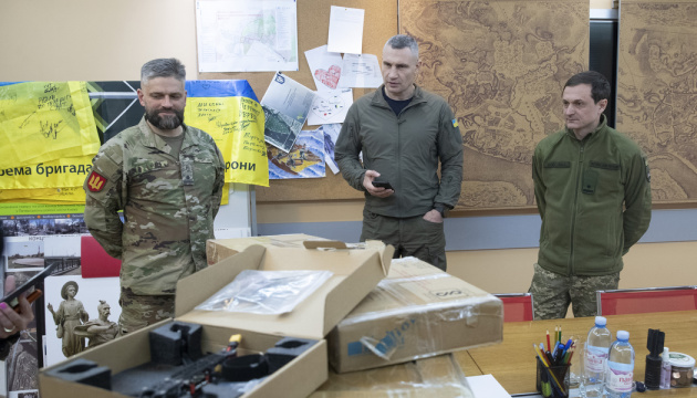 Брати Клички передали ще 130 FPV-дронів і «Мавіків» бійцям на сході України