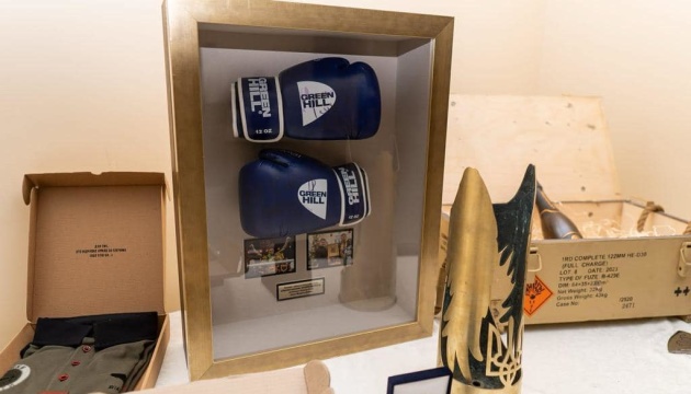Боксерські рукавички Усика продали на аукціоні для збору коштів на ЗСУ