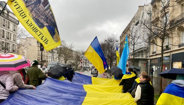 Не забувати про війну: українці в Парижі провели чергову маніфестацію
