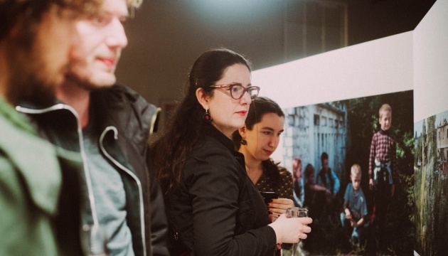 Світлини з війни і тексти учасників ПЕН-клубу: виставка про український опір відкрилась у Парижі