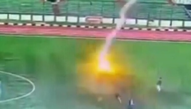 В Індонезії блискавка вбила футболіста під час матчу