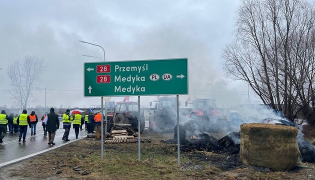 Polish farmers start protest at two more checkpoints on Ukraine border