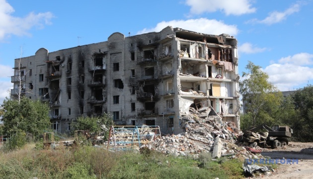 В Ізюмі знесуть зруйновану російськими бомбами п’ятиповерхівку