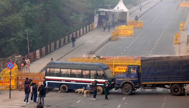 В Індії через протести фермерів поліція блокує дороги, щоб зупинити марш на Нью-Делі