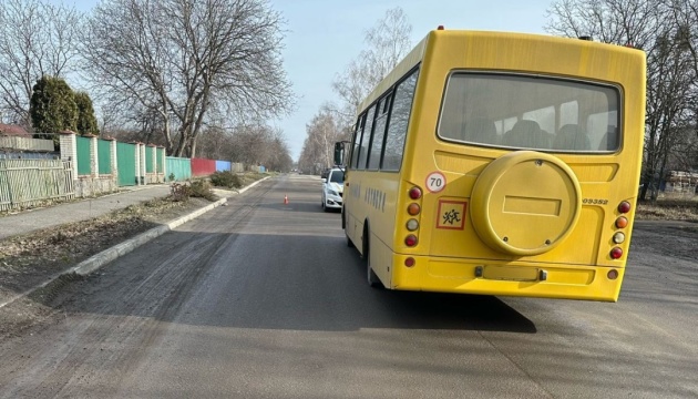 На Вінниччині 10-річний хлопчик потрапив під колеса шкільного автобуса, його госпіталізували