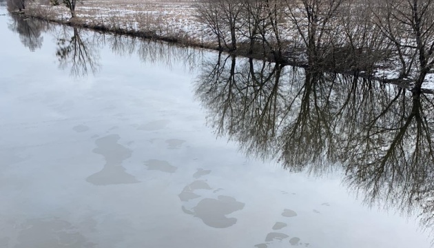 Атака РФ по нафтобазі: на Харківщині забруднені чотири річки