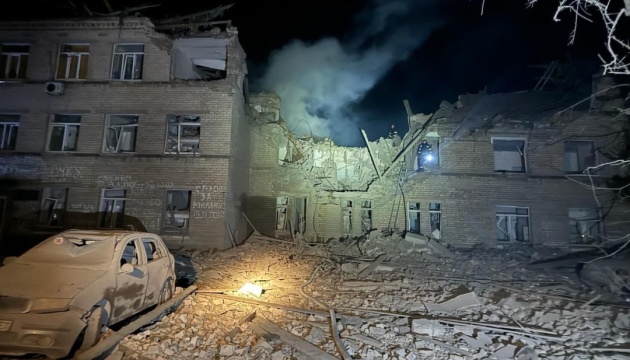 Росіяни вдруге за ніч обстріляли Селидове на Донеччині - пошкоджена лікарня