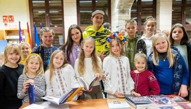 Зеленська відкрила українську книжкову поличку в Монреалі