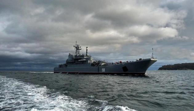 Soldados ucranianos destruyen el barco de desembarco ruso Tsézar Kunikov 