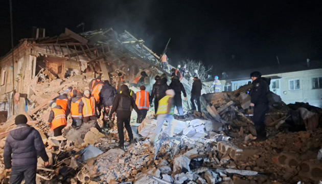 У Великому Бурлуці з-під завалів зруйнованого будинку врятували чотирьох людей