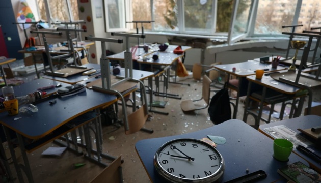 Війська РФ пошкодили та зруйнували 377 шкіл та 359 дитсадків на Донеччині 