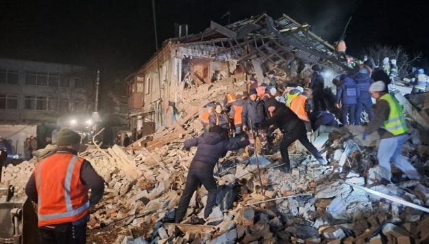 Ракетний удар по Великому Бурлуку: з-під завалів дістали тіло п’ятої жертви
