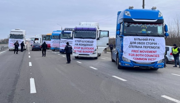Ukrainian drivers start protest at border with Poland  