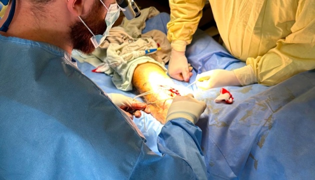 На Прикарпатті хірурги вперше провели військовому реконструкцію ушкодженого нерва