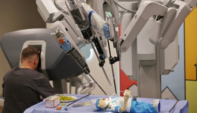 Благодійники подарували робота-хірурга Da Vinci Si дитячій лікарні у Львові