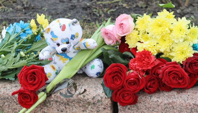 У Чернігові вшанували пам’ять загиблих під час ракетної атаки на драмтеатр