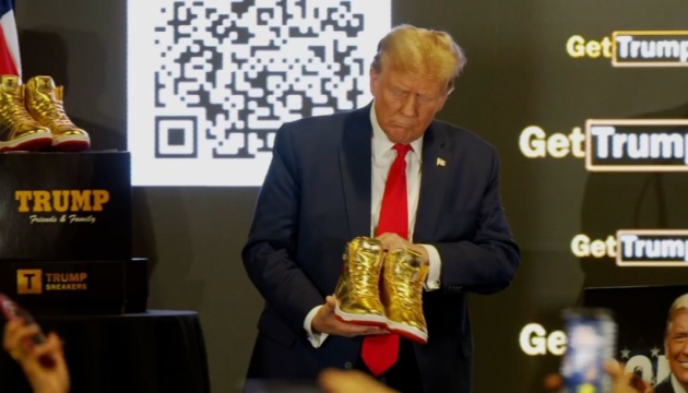 Трамп презентував власну лінію золотих кросівок