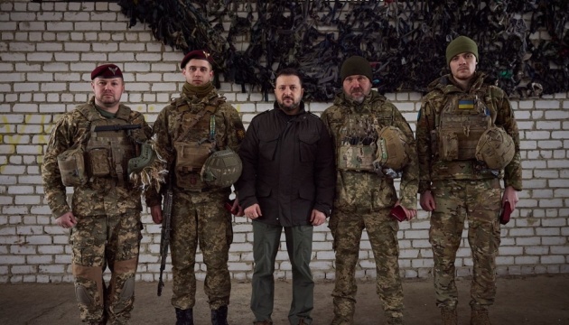 Zelensky visita las posiciones de primera línea de las fuerzas ucranianas en el sector de Kúpiansk