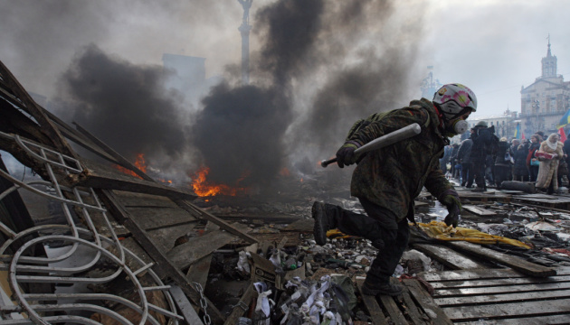 Десяті роковини розстрілів на Майдані: протистояння у фото