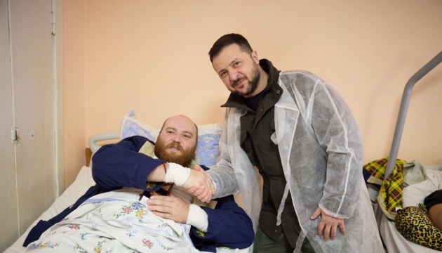 Selenskyj besucht verwundete Verteidiger in Charkiw