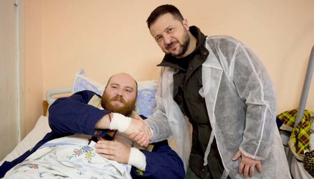 Zelensky visits wounded Ukrainian defenders in Kharkiv