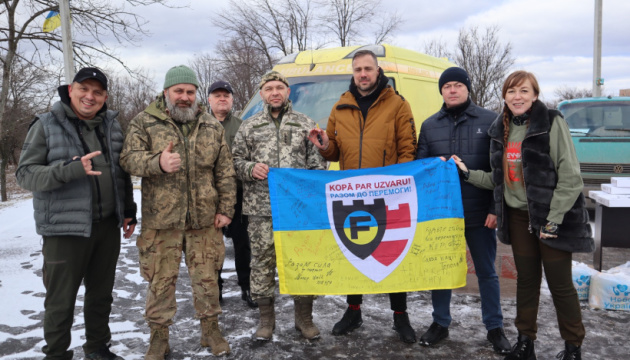 Міжнародний штаб допомоги українцям передав військовим 500 FPV-дронів