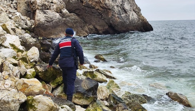 У Туреччині знайшли тіло одного з моряків затонулого в Мармуровому морі судна, ще п'ятьох шукають 