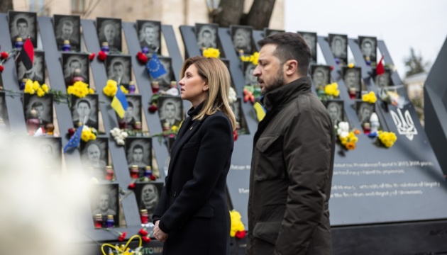 ゼレンシキー大統領夫妻、マイダン革命の犠牲者を追悼　終了から１０周年