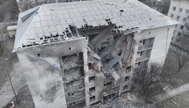 На Донеччині ворог поцілив у будівлю, поранені четверо рятувальників