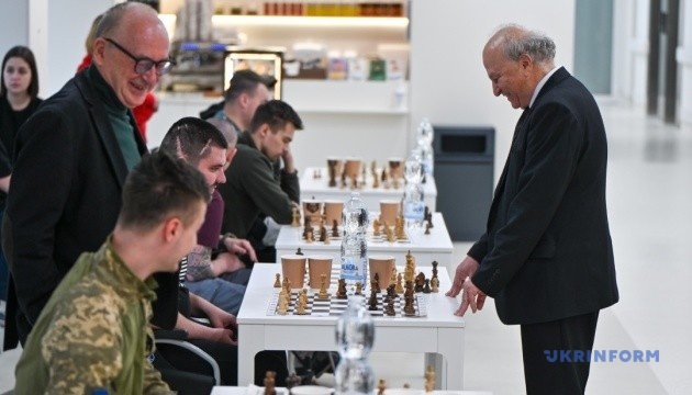 Гросмейстер Белявський провів сеанс одночасної гри в шахи з пацієнтами центру «НЕЗЛАМНІ»