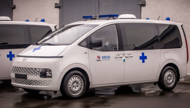 Медикам Дніпропетровщини передали від Кореї дві «швидкі» для евакуації поранених бійців